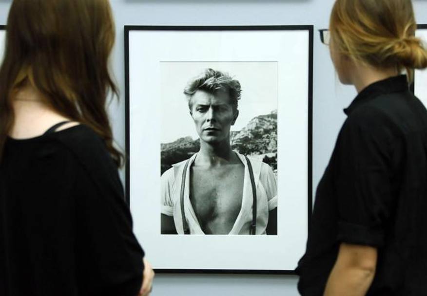 Due visitatrici davanti a un ritratto scattato da Newton a David Bowie nel 1983